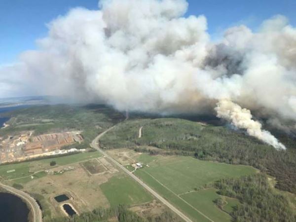 Из-за лесного пожара на западе Канады объявили чрезвычайное положение