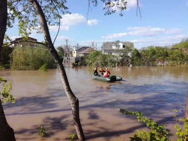 На Ивано-Франковщине затопило дороги: спасатели оказались помощь сотням людей