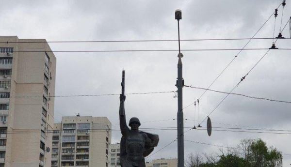 В Харькове молния сбила украинский флаг с памятника Воину-освободителю