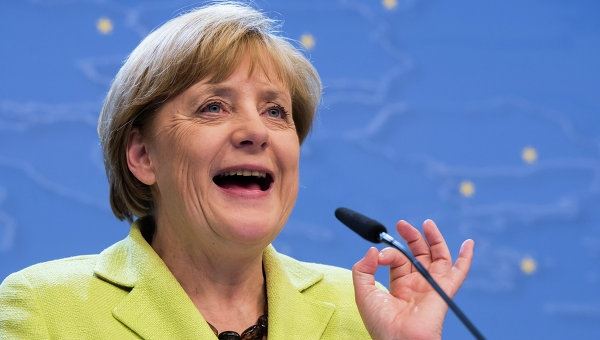 <br />
Меркель призвала поддерживать «критический диалог» с Россией<br />
