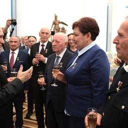 Владимир Путин вручил рыбаку звезду Героя Труда